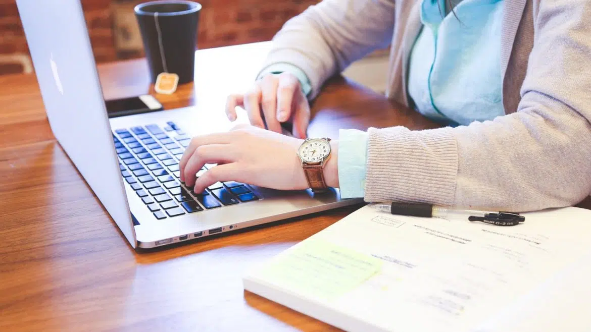 Comment bien réussir son télétravail (visioconférence, bureau, horaires...) ?